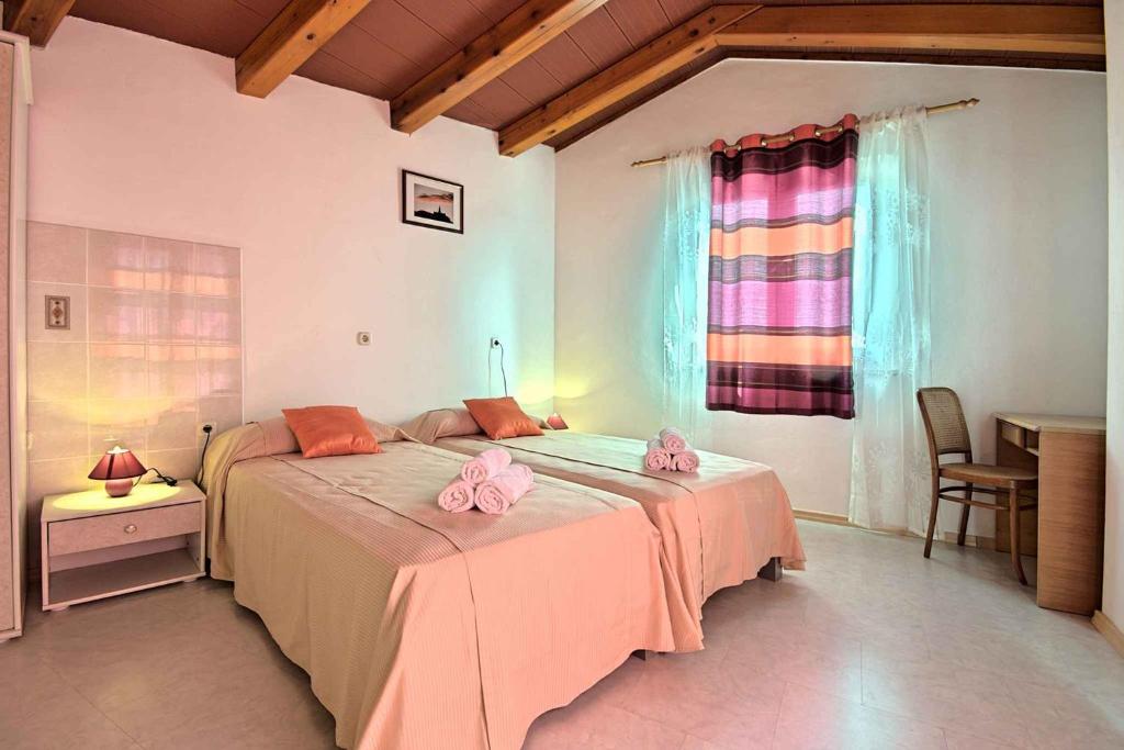 Łóżko lub łóżka w pokoju w obiekcie Holiday home in Porec 35381