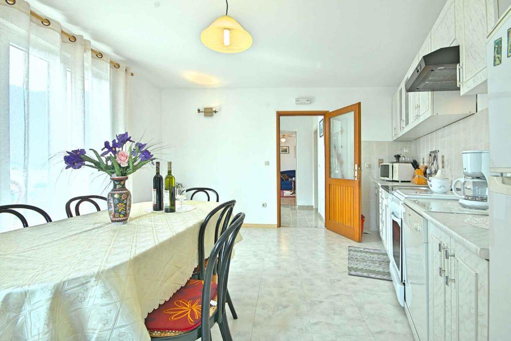 Kuchnia lub aneks kuchenny w obiekcie Holiday home in Porec 35381