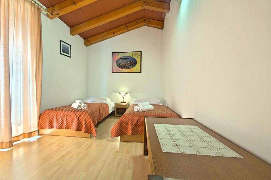 Łóżko lub łóżka w pokoju w obiekcie Holiday home in Porec 35381