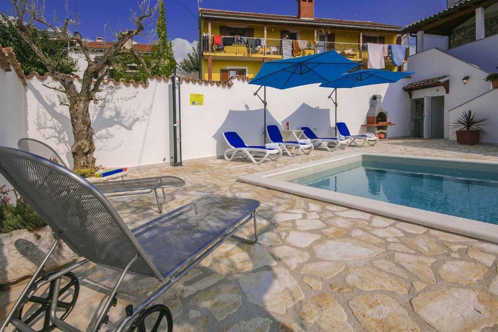 Basen w obiekcie Holiday home in Porec 35381 lub w pobliżu