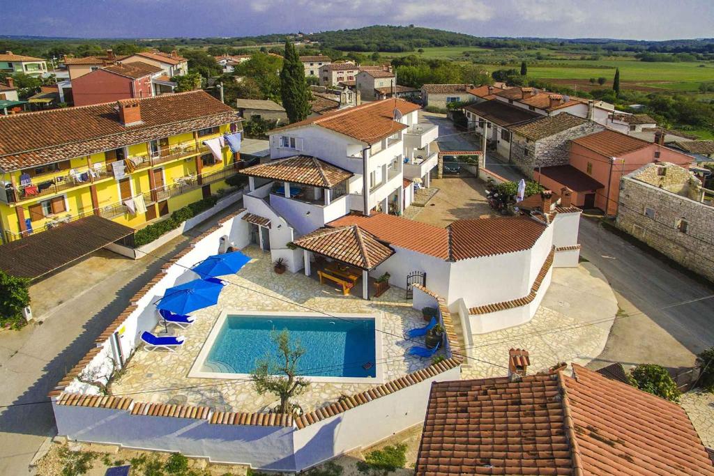 Basen w obiekcie Holiday home in Porec 35381 lub w pobliżu