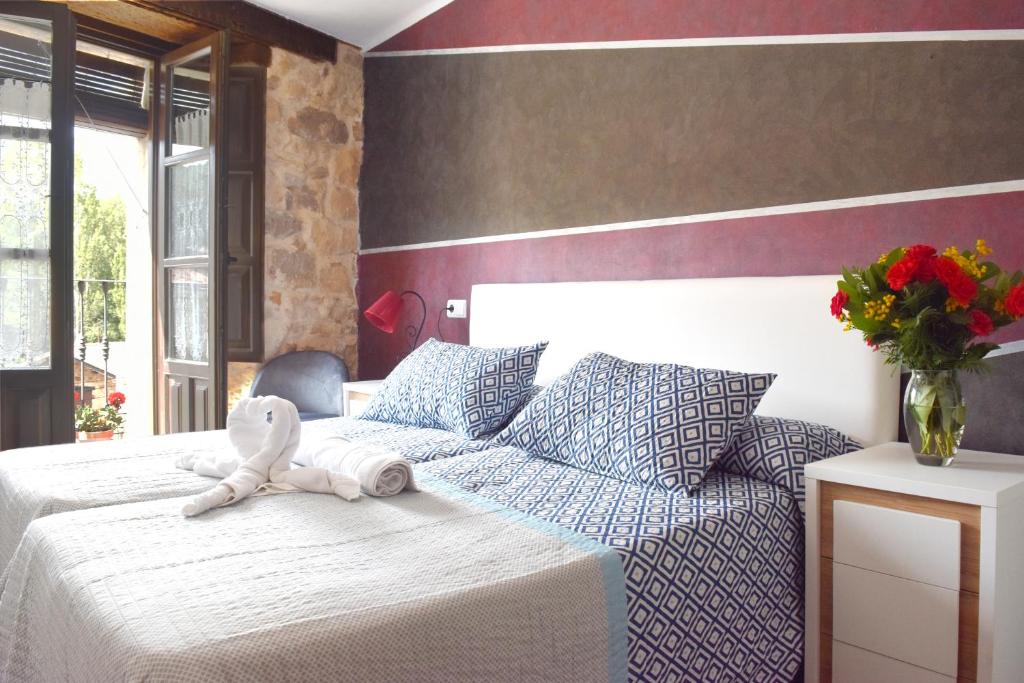 ein Schlafzimmer mit einem Bett mit einem ausgestopften Tier darauf in der Unterkunft Casa Rural Pinares De Soria in Molinos de Duero