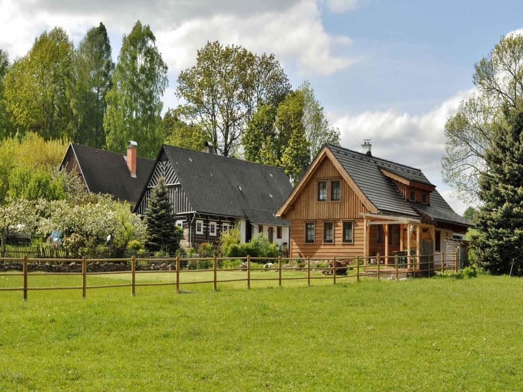 RudníkにあるHoliday home in Rudnik u Vrchlabi 35456の塀の木造家屋