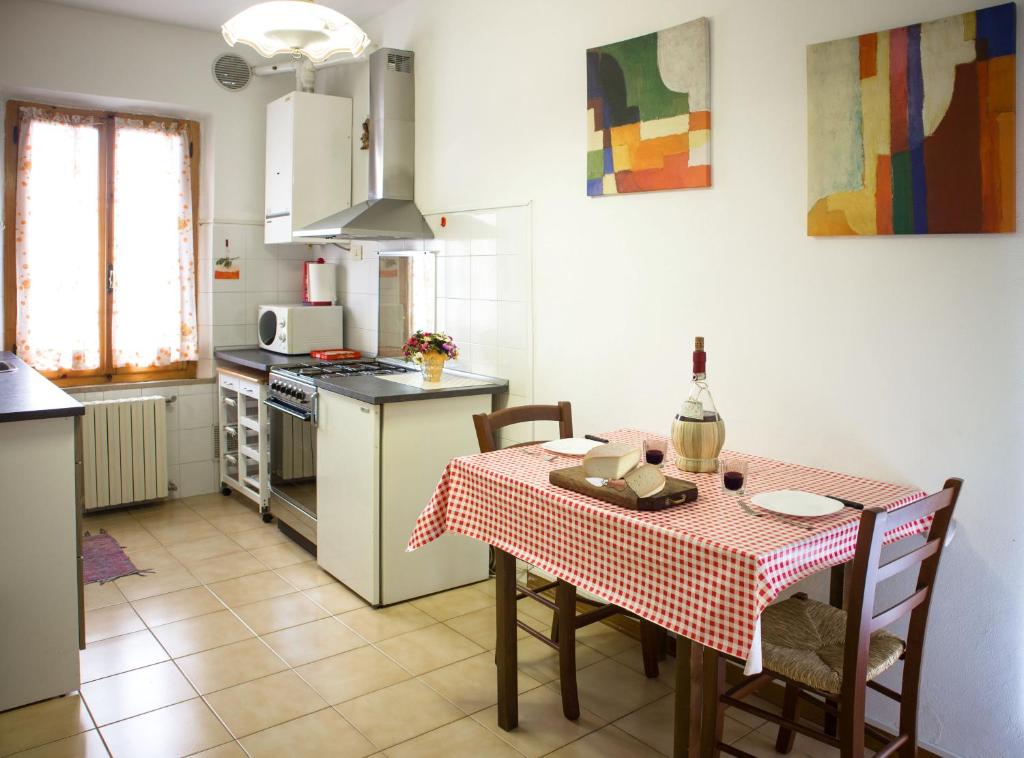 Η κουζίνα ή μικρή κουζίνα στο Cheap Apartment in The Old Village
