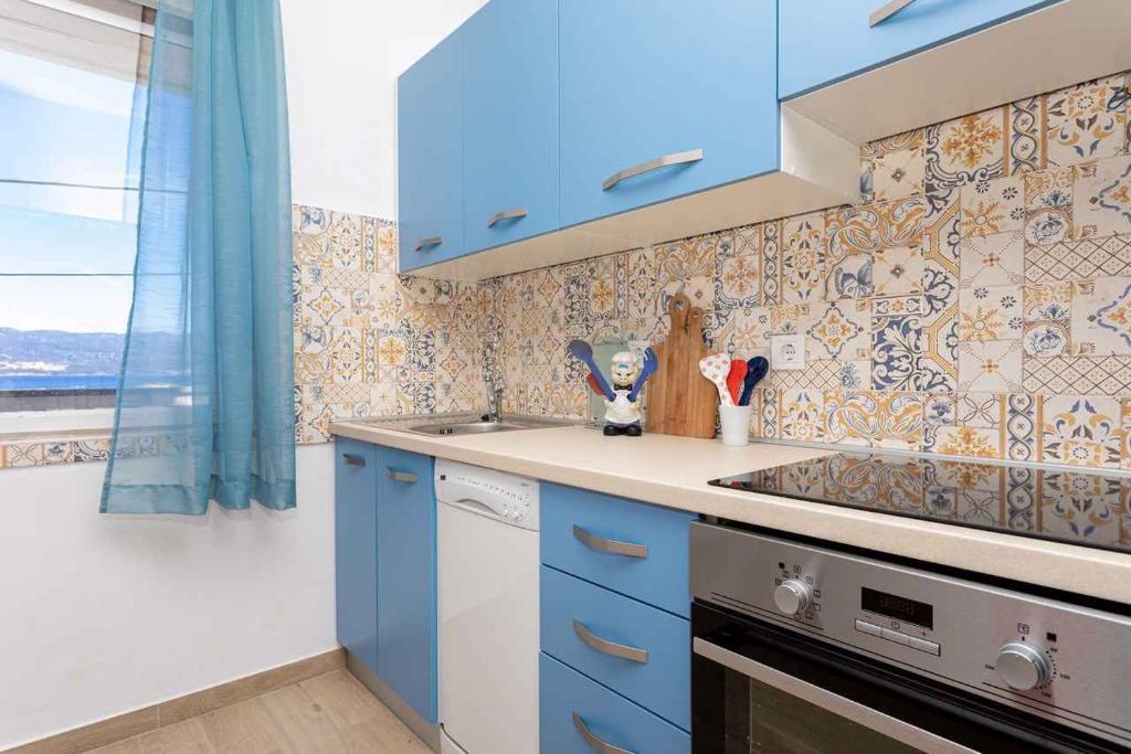 kuchnia z niebieskimi szafkami i zlewem w obiekcie Apartment in Vrbnik/Insel Krk 13616 w mieście Vrbnik