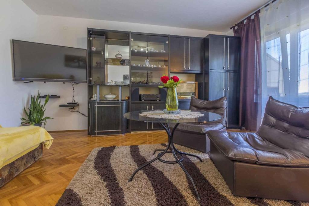 Televízia a/alebo spoločenská miestnosť v ubytovaní Apartment in Crikvenica 5611
