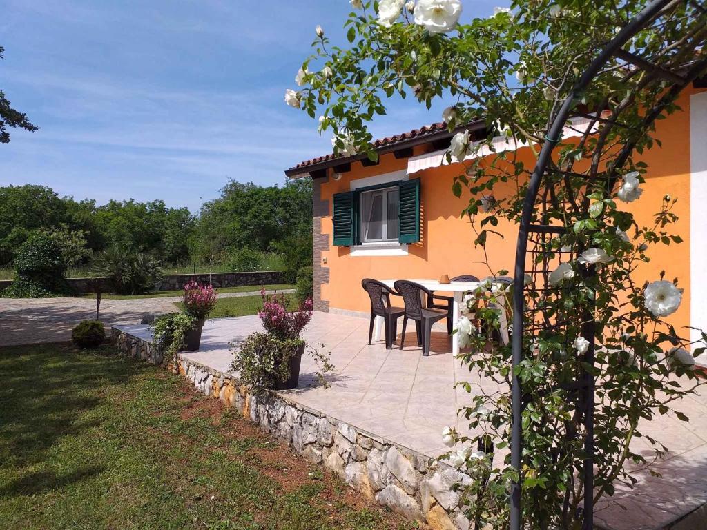 patio ze stołem i krzesłami przed domem w obiekcie Holiday home in Rovinj - Istrien 11494 w Rovinj