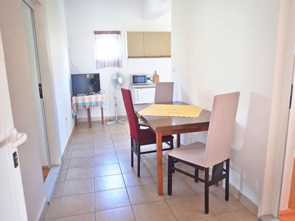 Kuchyňa alebo kuchynka v ubytovaní Apartment in Starigrad-Paklenica 6860