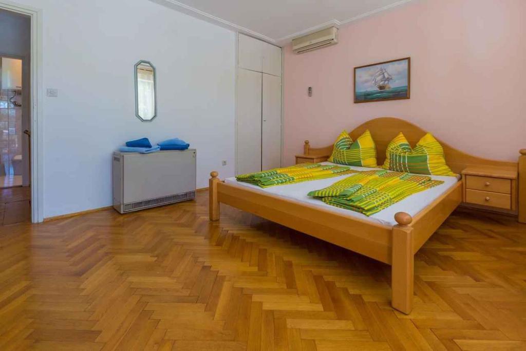Postel nebo postele na pokoji v ubytování Three-Bedroom Holiday Home in Crikvenica II