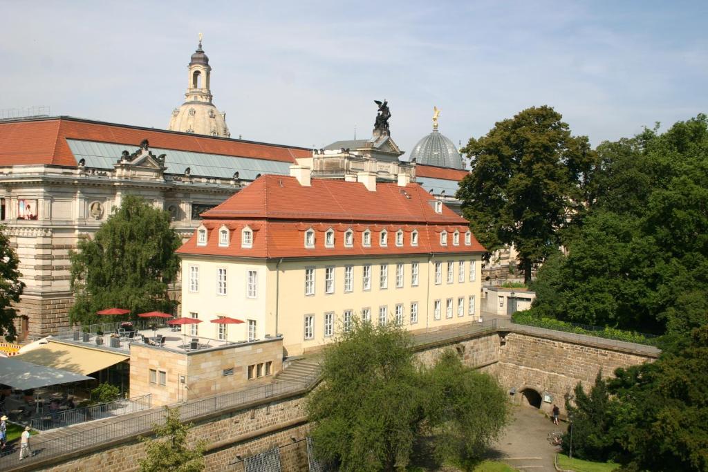 ein großes weißes Gebäude mit rotem Dach in der Unterkunft Hofgärtnerhaus in Dresden