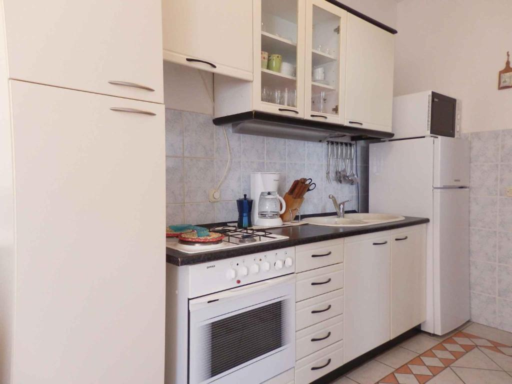 Kuchyň nebo kuchyňský kout v ubytování Apartment in Medulin/Istrien 9075