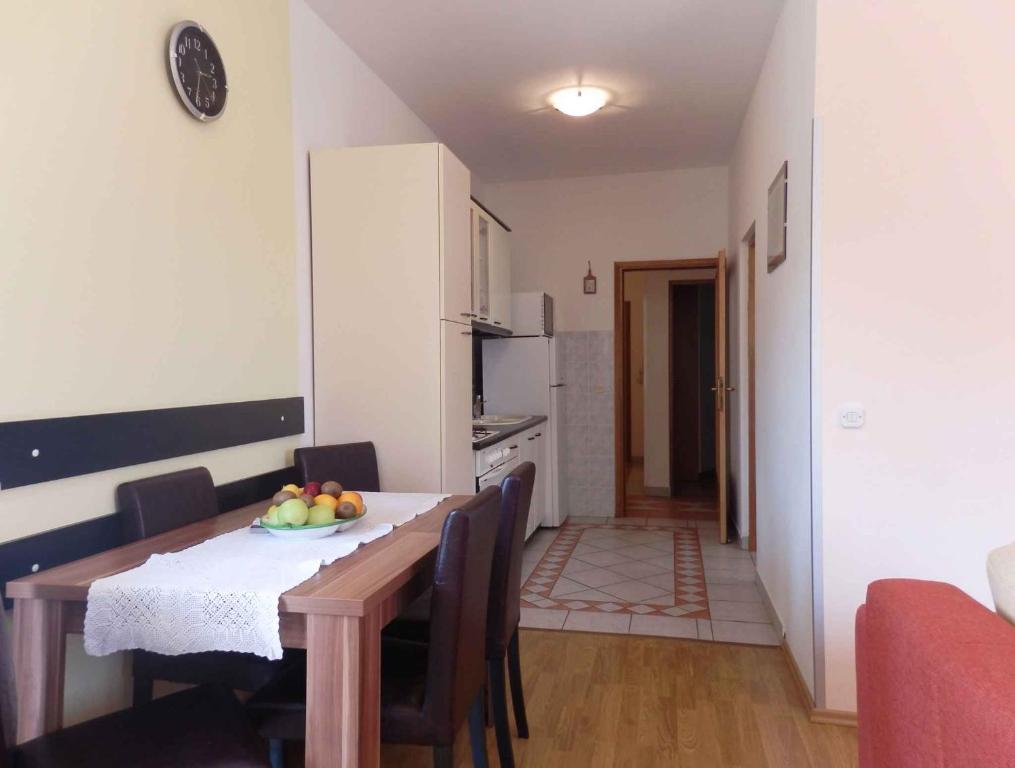 Kuchyň nebo kuchyňský kout v ubytování Apartment in Medulin/Istrien 9075