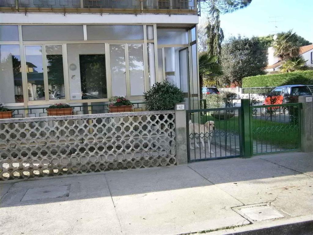 ビビオーネにあるHoliday home in Bibione 24586の犬家の前の柵