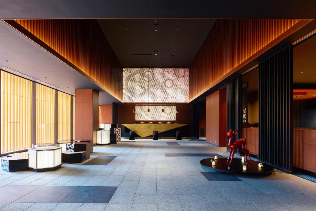 un vestíbulo con un piano de cola en un edificio en Mitsui Garden Hotel Kanazawa, en Kanazawa