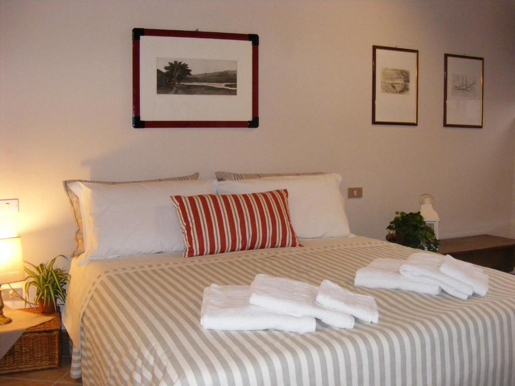 a bedroom with a bed with towels on it at B&B Borgo Re Teodorico in Verona
