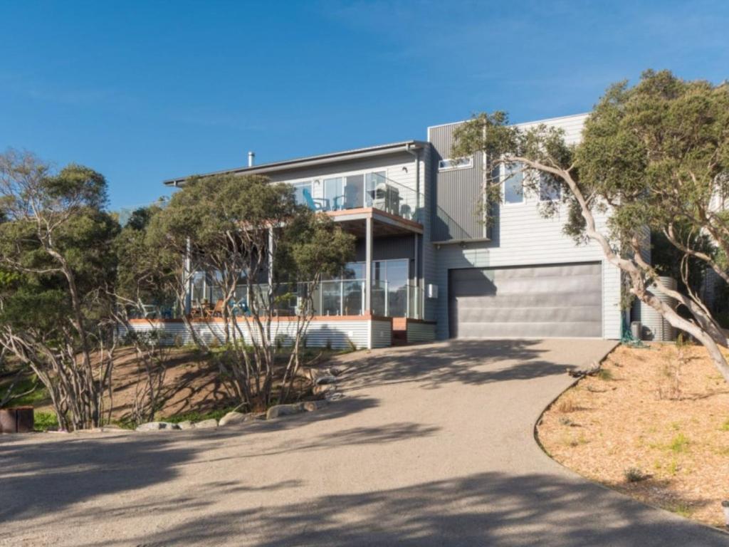 ein Haus mit Drehtür und Einfahrt in der Unterkunft Coastal Luxury in Rye