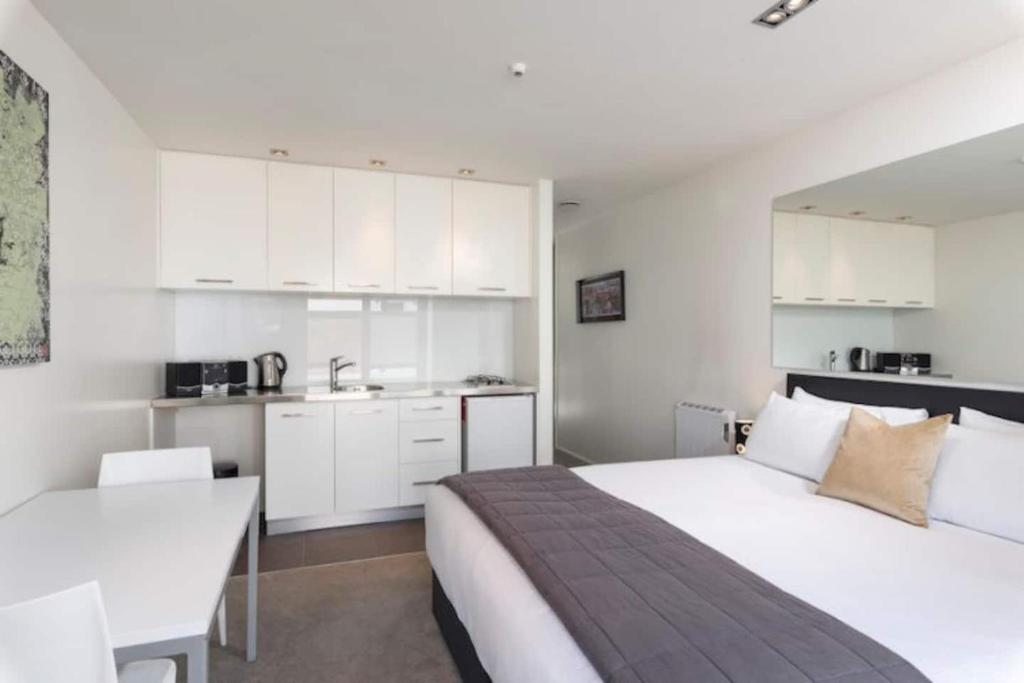 Brilliant Central Location - Resim 17