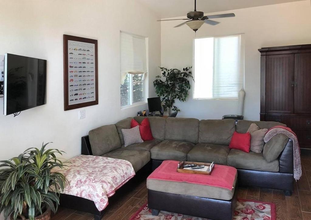 Posezení v ubytování Beautiful new detached casita nestled in scenic southern CA foothills!
