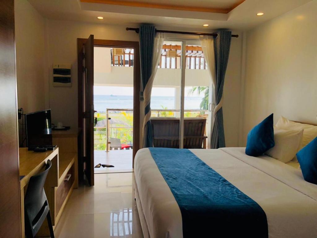 Postel nebo postele na pokoji v ubytování Reef Edge Thulusdhoo, Maldives
