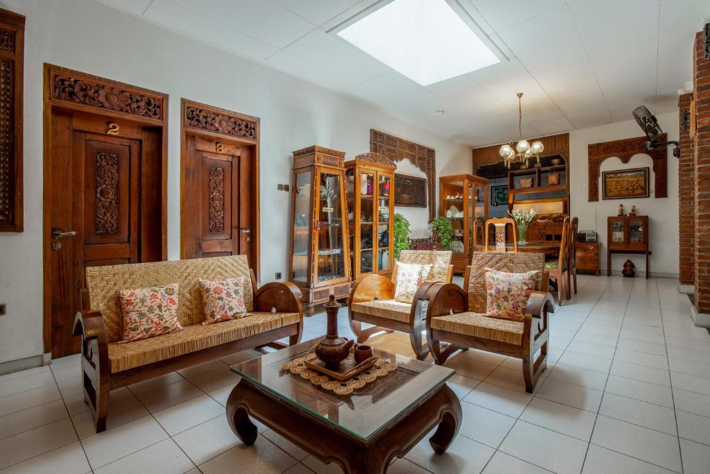 Posezení v ubytování Sekararum Butik Syariah Guesthouse