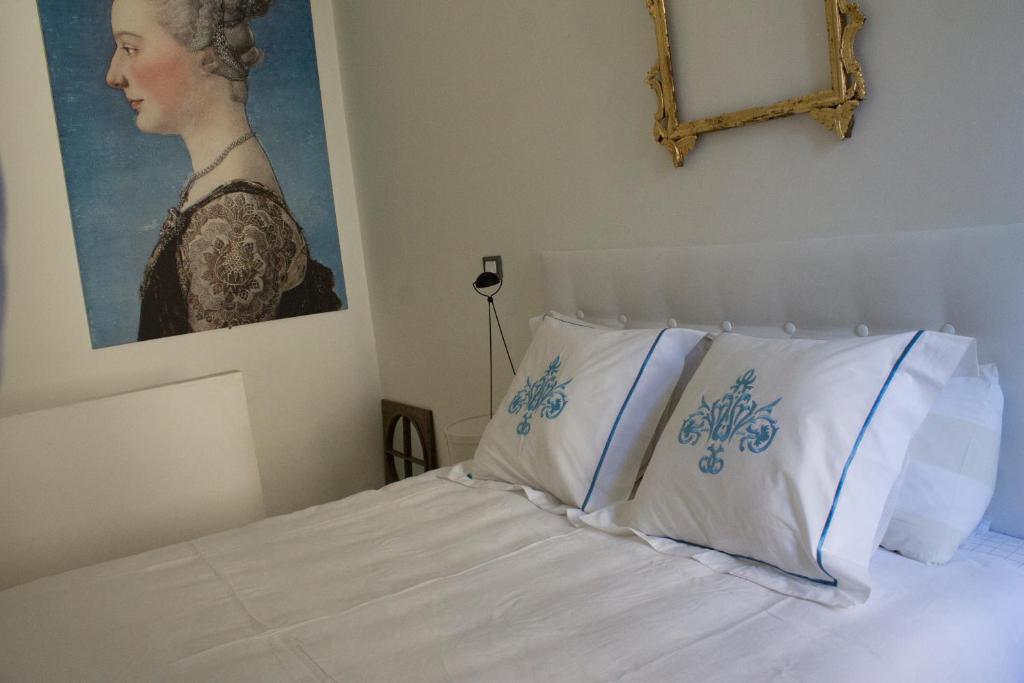 ein Schlafzimmer mit einem Bett mit einem Porträt einer Frau in der Unterkunft Gastaldaga in Cividale del Friuli