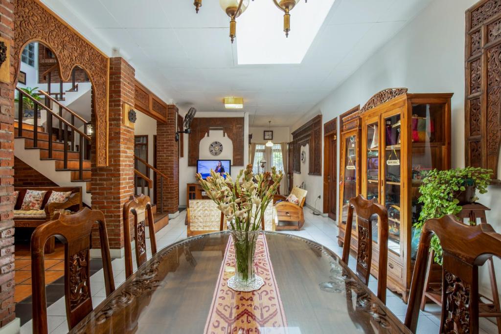 Posezení v ubytování Sekararum Butik Syariah Guesthouse