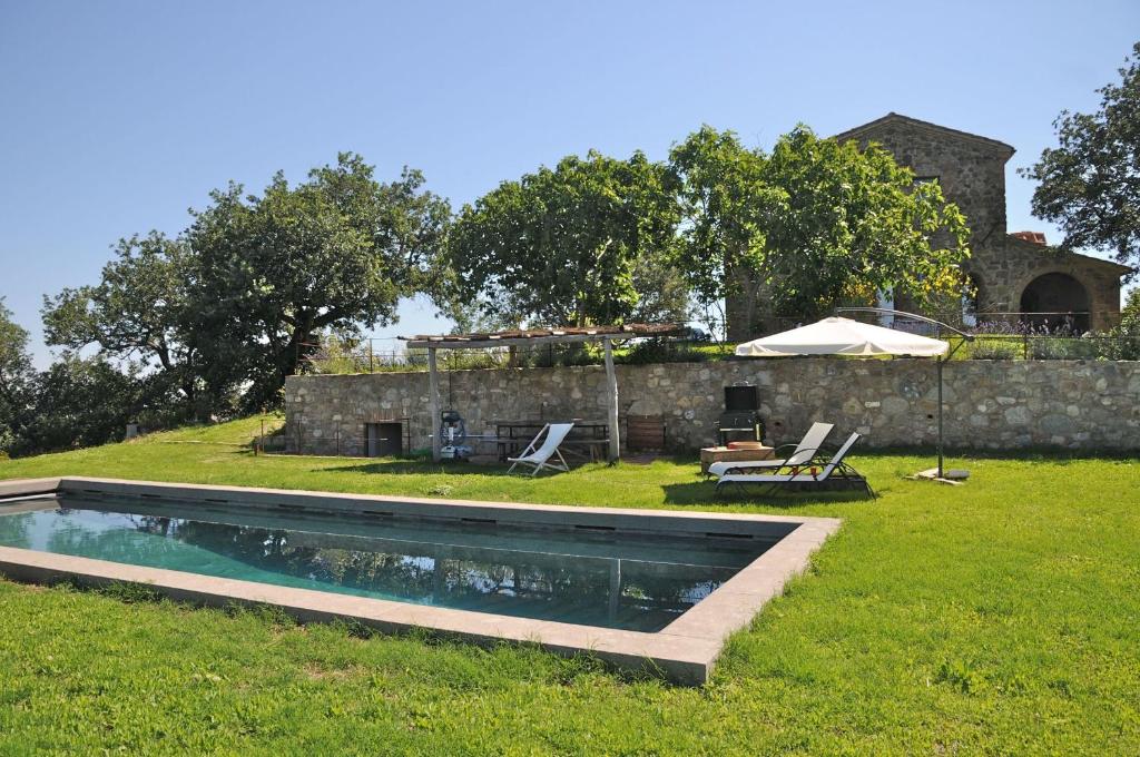 een zwembad in de tuin van een huis bij Podere Palazzo in Castiglione dʼOrcia