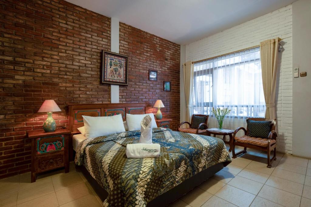 Postel nebo postele na pokoji v ubytování Sekararum Butik Syariah Guesthouse