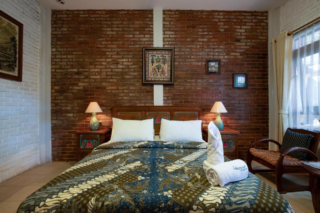 Postel nebo postele na pokoji v ubytování Sekararum Butik Syariah Guesthouse
