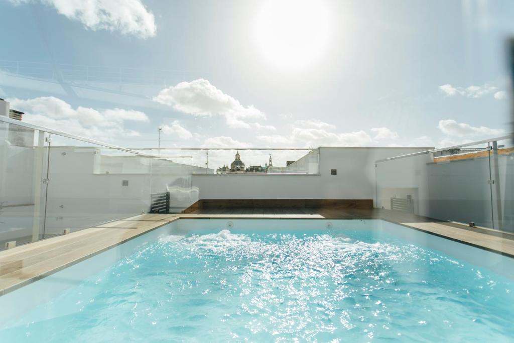 une piscine sur le toit d'un bâtiment dans l'établissement Modern with swimming pool- 1Bd 1Bth- Goyeneta, à Séville