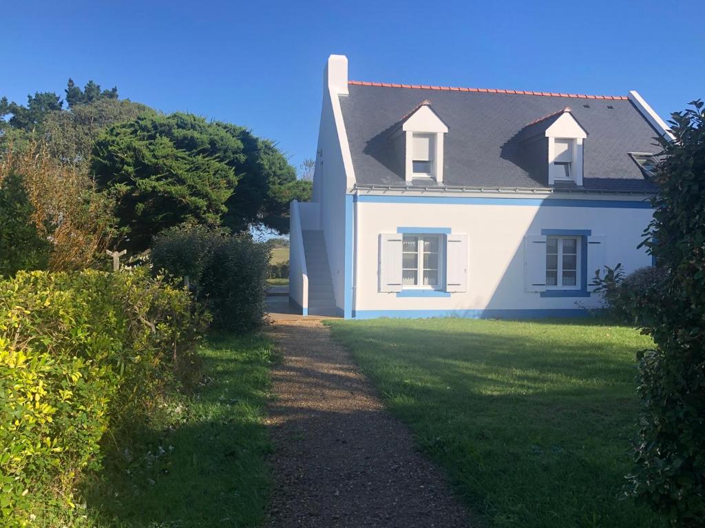 a white house with a pathway leading to a yard at Maison familiale au calme/5 chambres/Grand jardin in Bangor