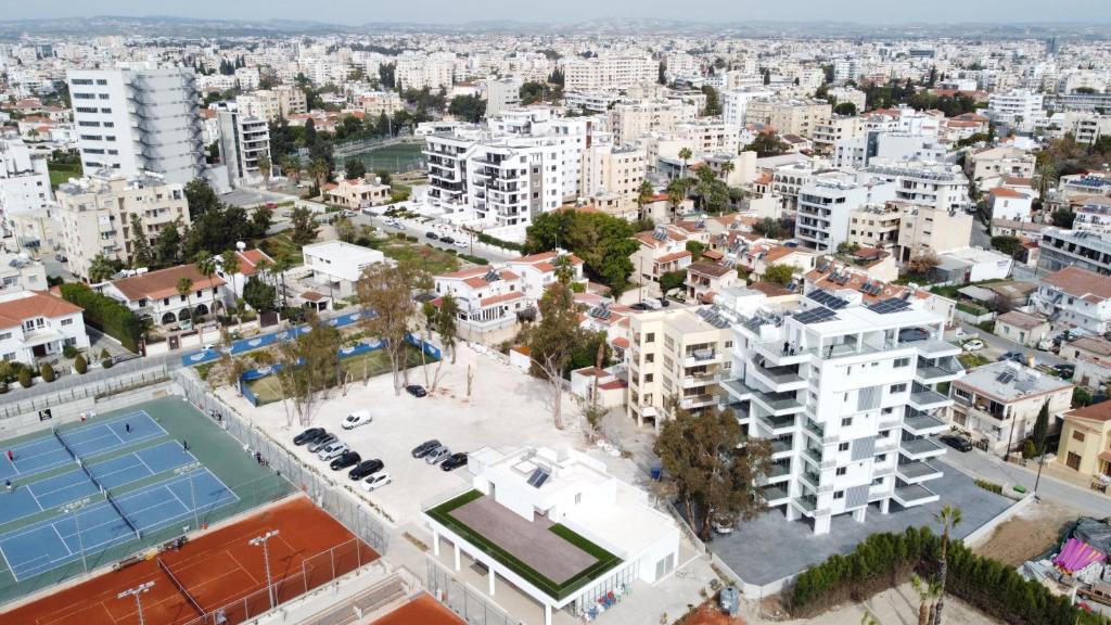 Nespecifikovaný výhled na destinaci Larnaka nebo výhled na město při pohledu z aparthotelu
