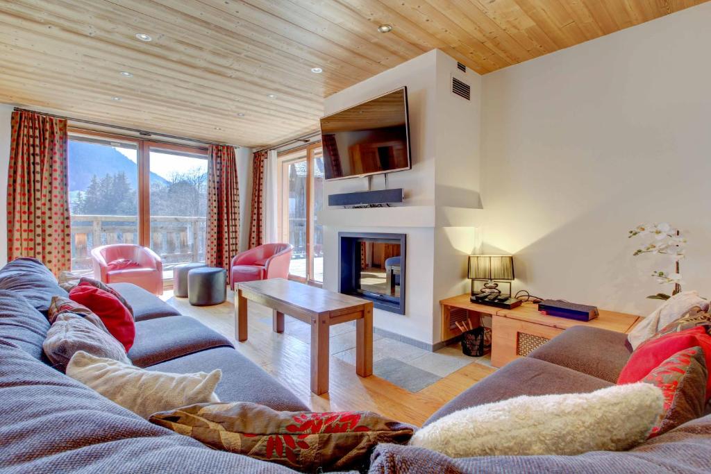 un salon avec un canapé et une table dans l'établissement CHALET KAILA, à Morzine