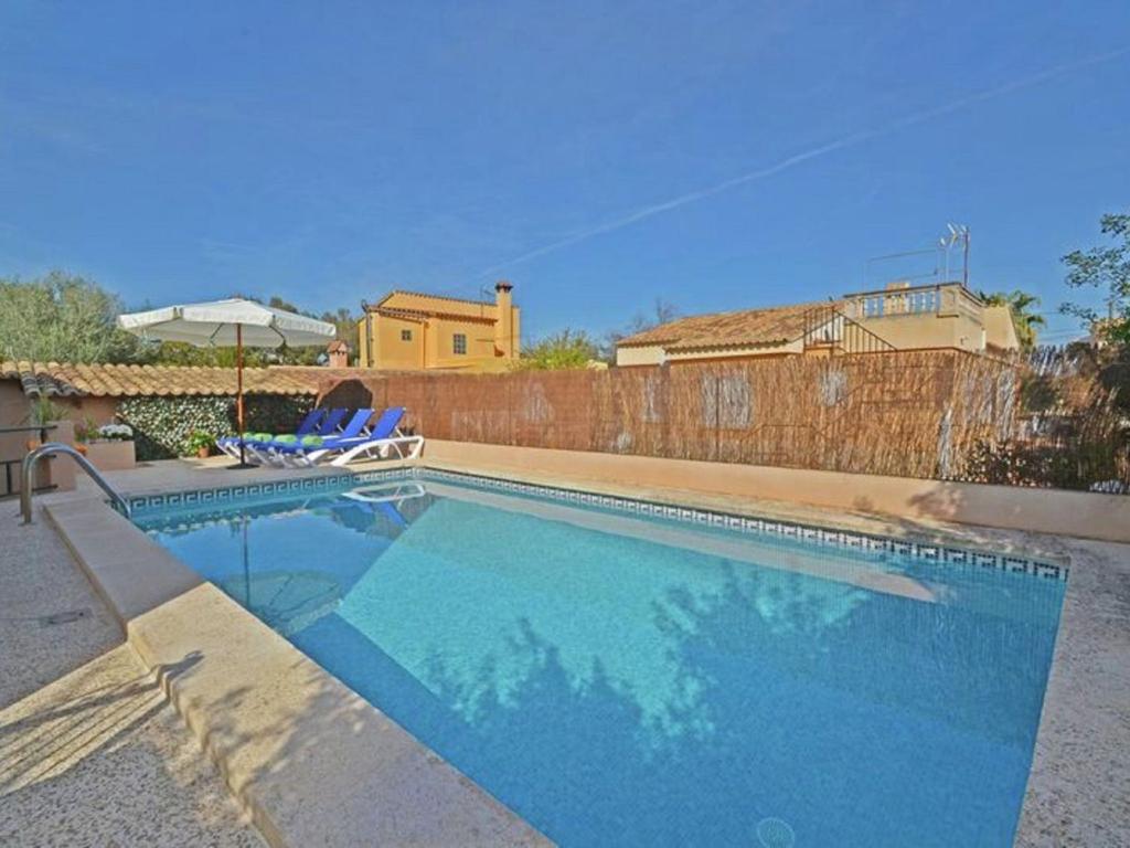 una piscina con due sedie e una recinzione di Belvilla by OYO Benestar a El Toro