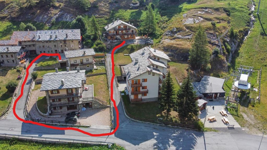 eine Luftansicht eines Hauses mit einer roten Straße in der Unterkunft Petit Paradis in Valgrisenche