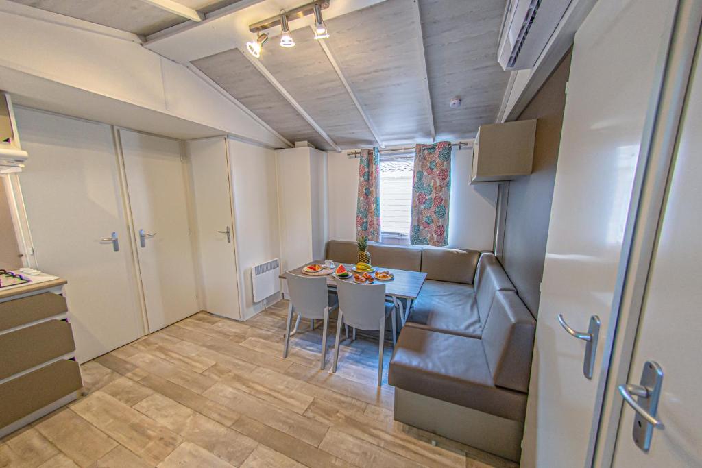 Kuchyňa alebo kuchynka v ubytovaní Albatross Mobile Homes on Camping Playa Brava