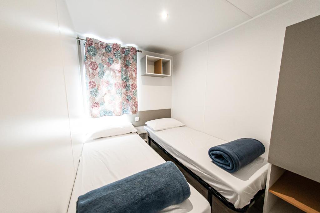 Posteľ alebo postele v izbe v ubytovaní Albatross Mobile Homes on Camping Playa Brava