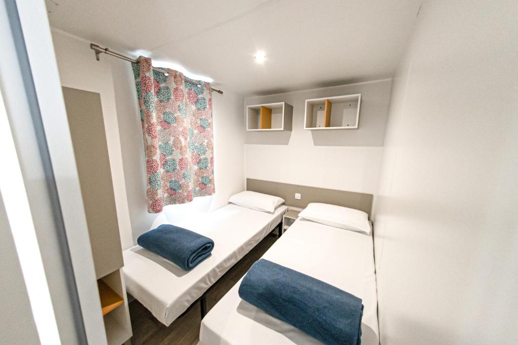 Posteľ alebo postele v izbe v ubytovaní Albatross Mobile Homes on Camping Playa Brava