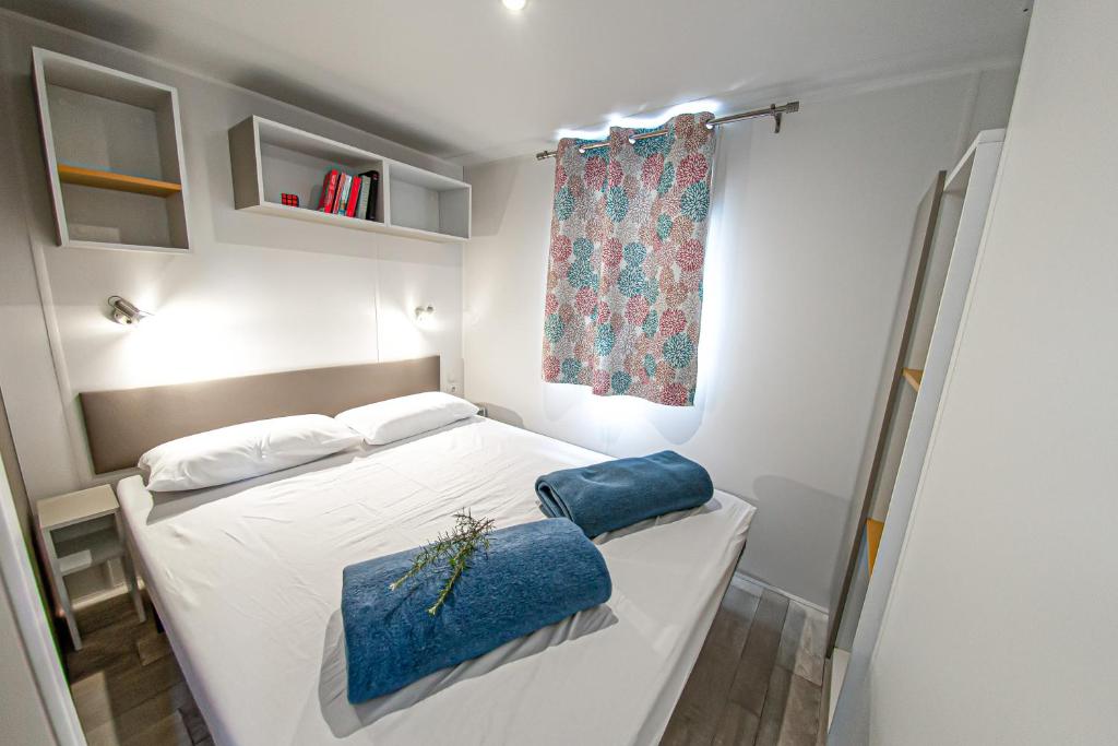 Posteľ alebo postele v izbe v ubytovaní Albatross Mobile Homes on Camping Playa Brava