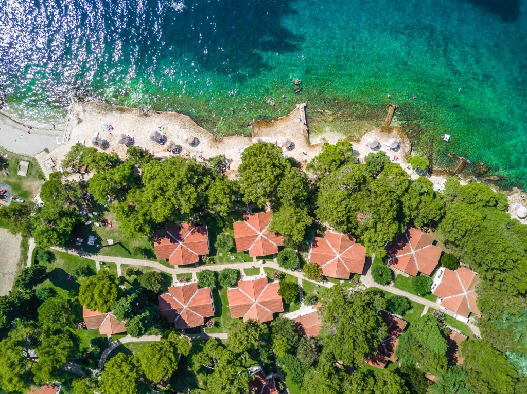 eine Luftansicht eines Resorts in der Nähe des Ozeans in der Unterkunft Village Galijot Plava Laguna in Poreč