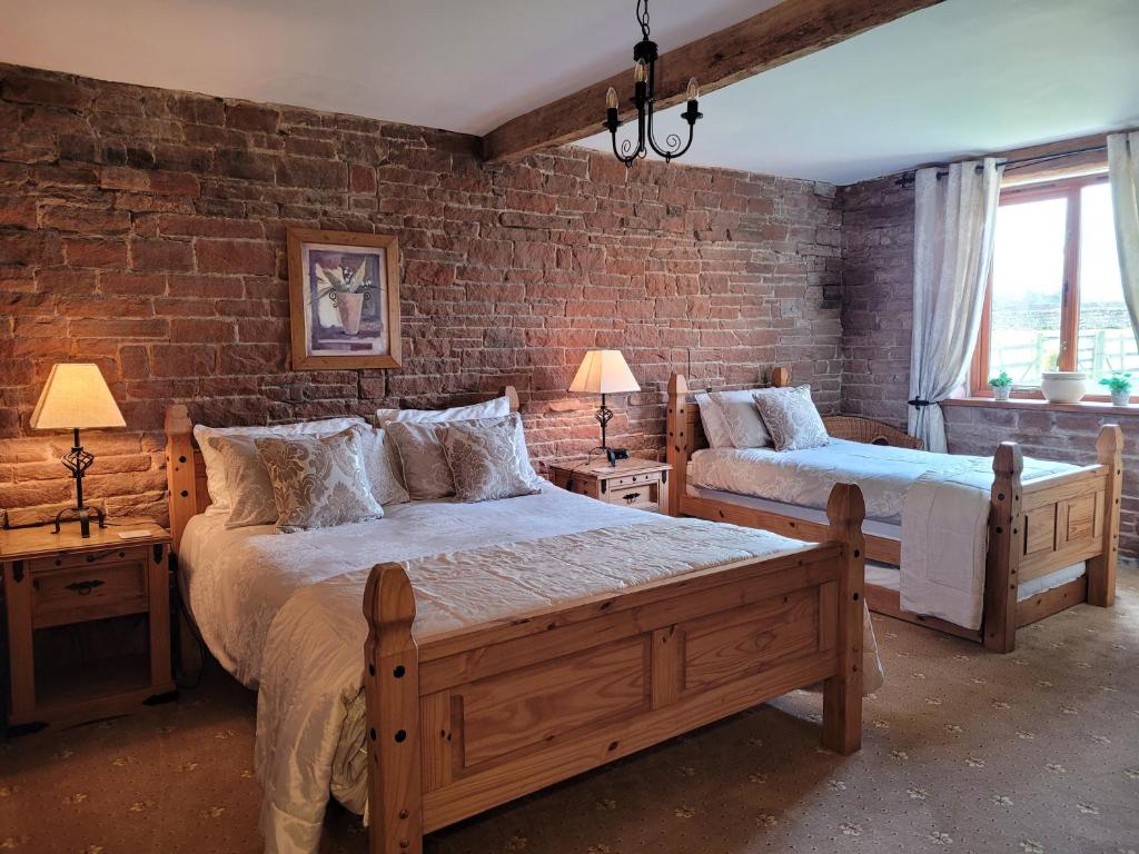 Postel nebo postele na pokoji v ubytování THE GINNEY Country Guest House