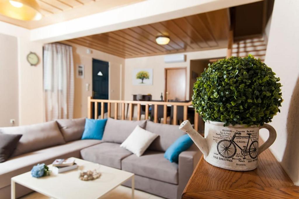 A seating area at Peonia and Ortansia Villas - Few Steps from the beach