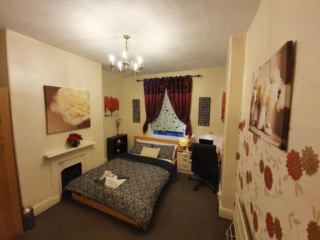 ** Lovely & Cosy deluxe double bedroom + parking**