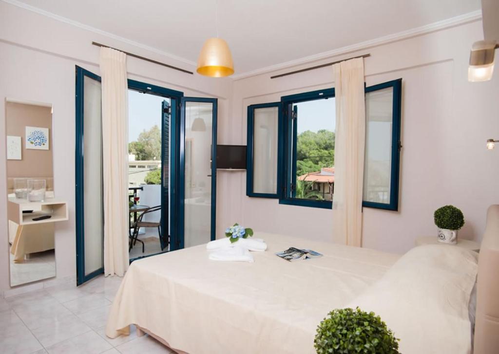 A bed or beds in a room at Peonia and Ortansia Villas - Few Steps from the beach