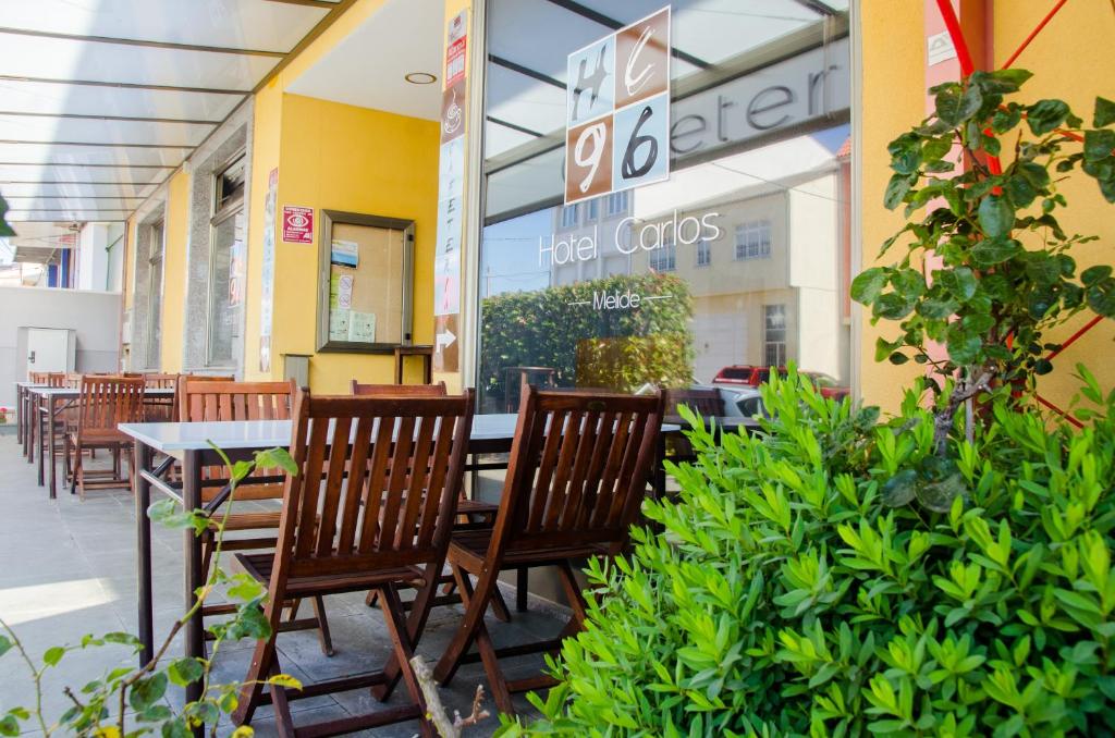 A restaurant or other place to eat at Hotel Carlos 96