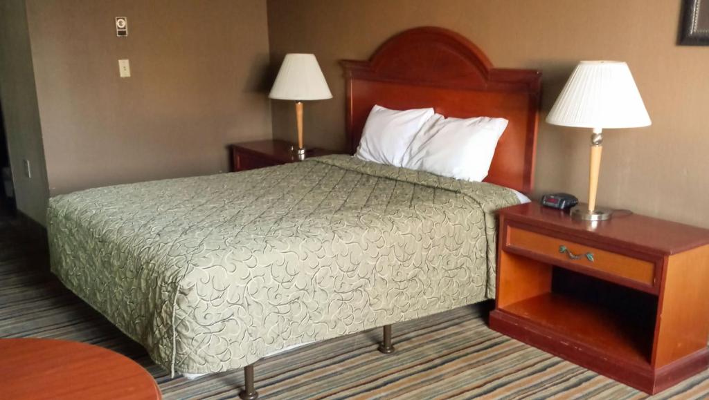 Postel nebo postele na pokoji v ubytování The La Grande Inn