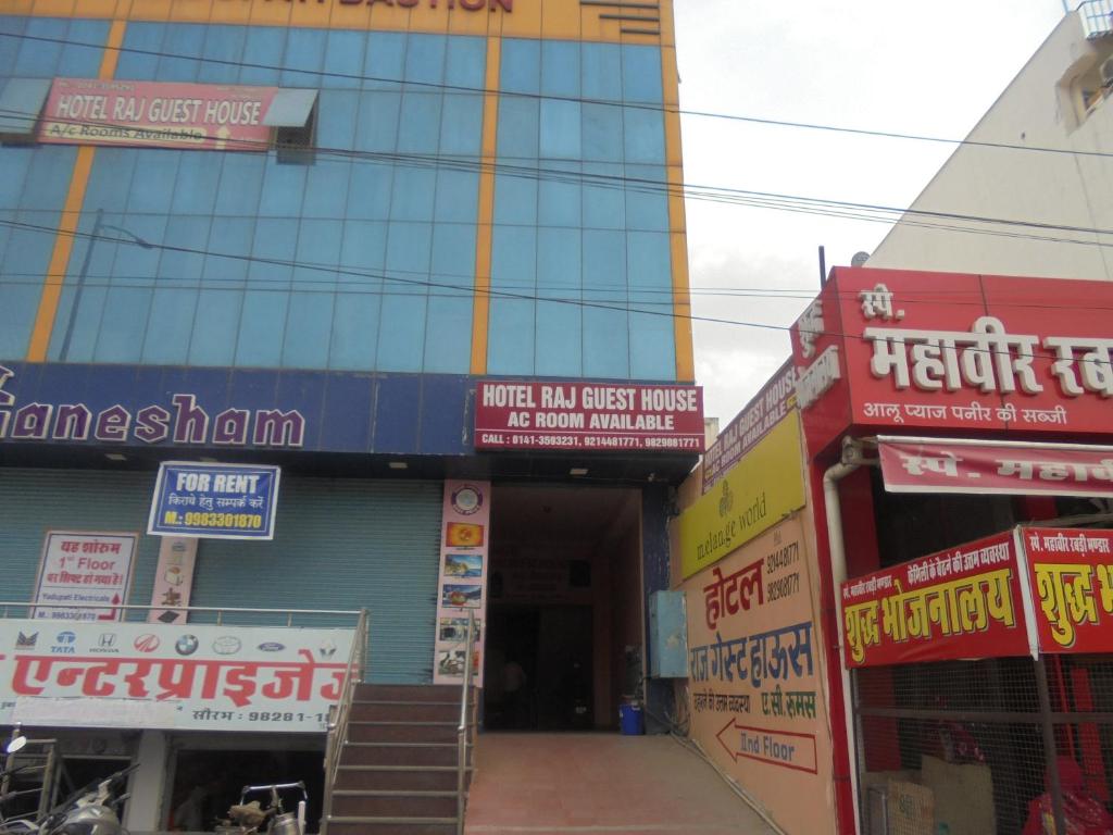 un grupo de tiendas frente a un edificio en Hotel Raj Guest House, en Jaipur