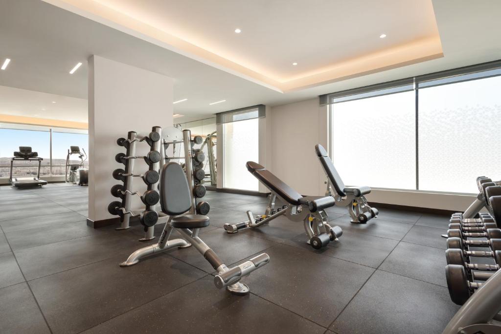Fitness centrum a/nebo fitness zařízení v ubytování Ramada Encore by Wyndham Muscat Al-Ghubra