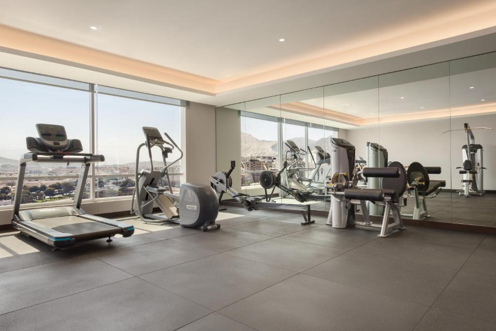 Fitness centrum a/nebo fitness zařízení v ubytování Ramada Encore by Wyndham Muscat Al-Ghubra