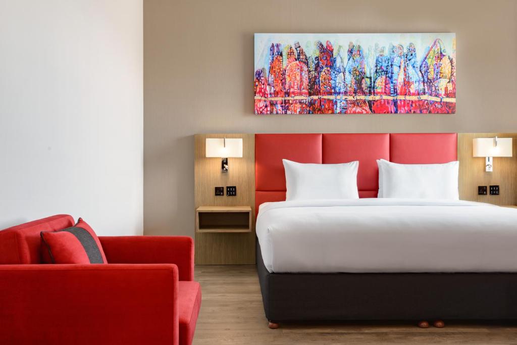 Postel nebo postele na pokoji v ubytování Ramada Encore by Wyndham Muscat Al-Ghubra